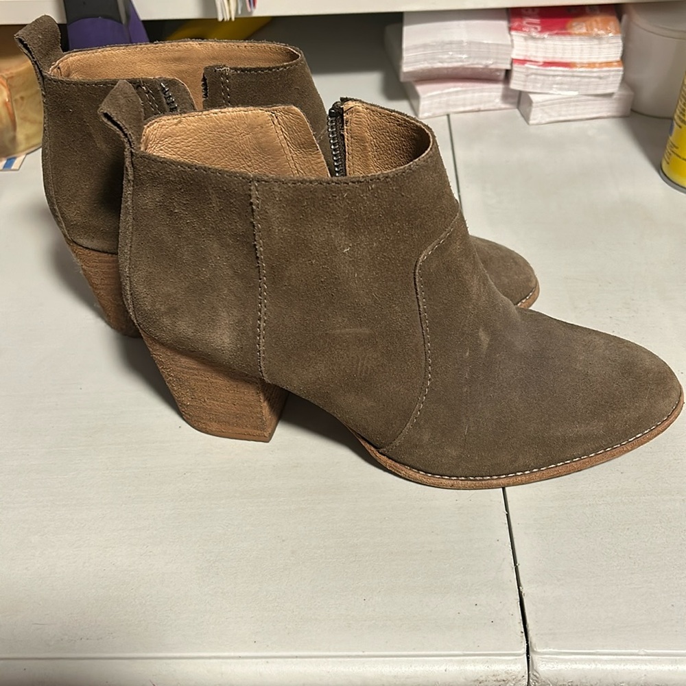 Madewell genuine leather size 8 olive green booties